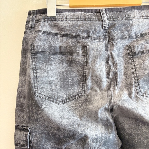 DKNY Stone Wash Charcoal Cotton Cargo Capris - Picture 12 of 14